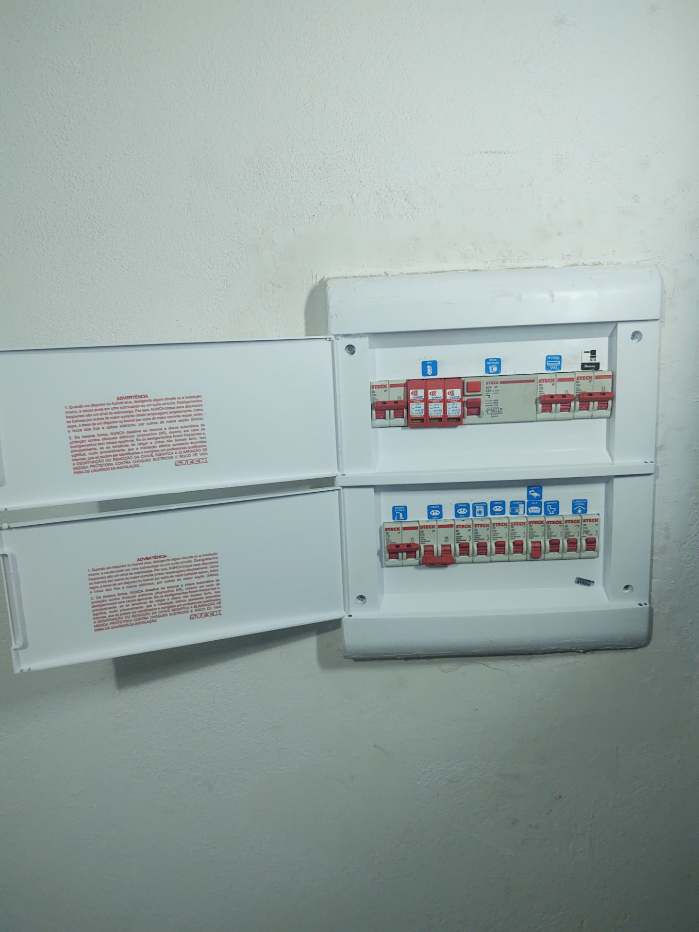 Quadro de distribuição residencial com circuitos identificados